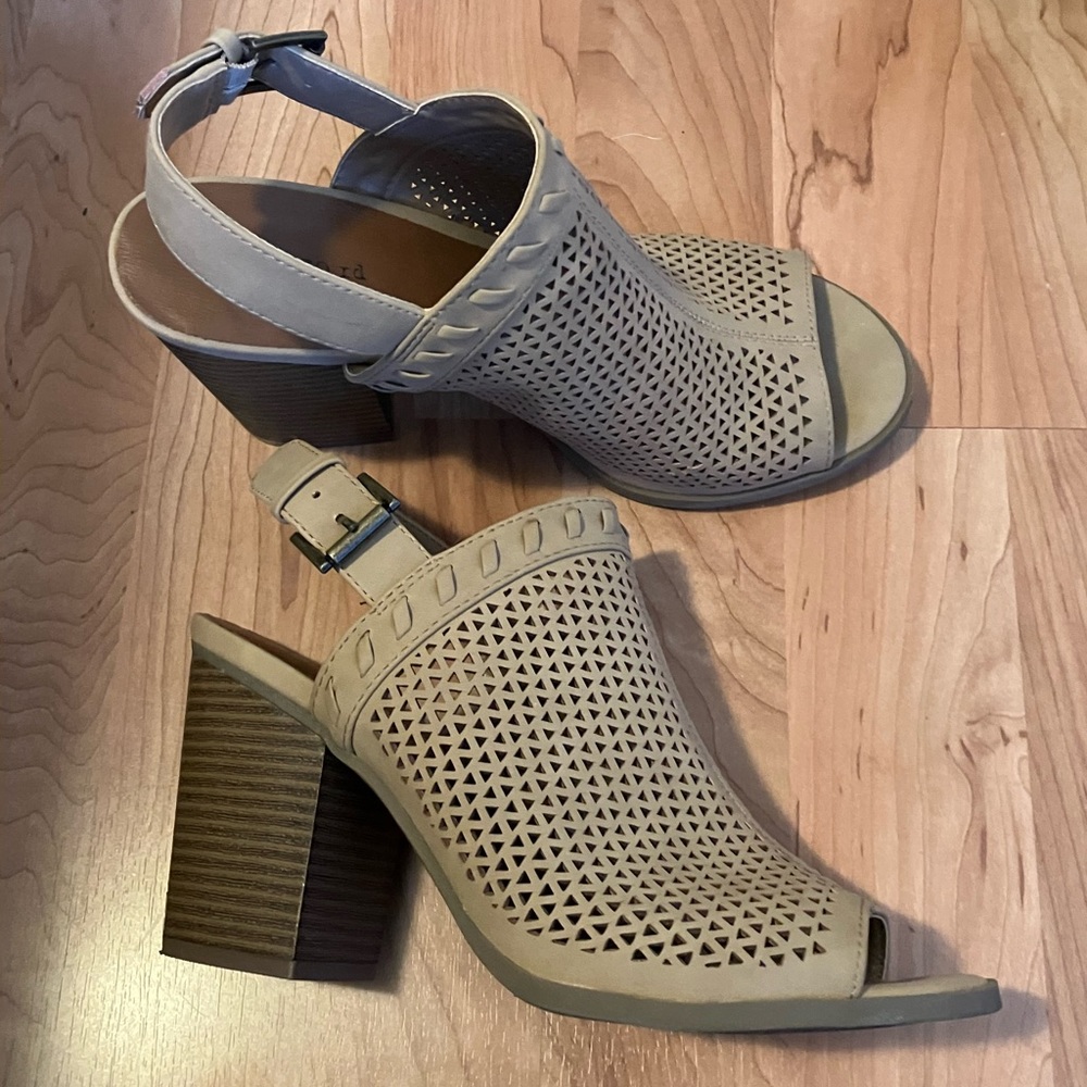 Block heel peep toe sandals